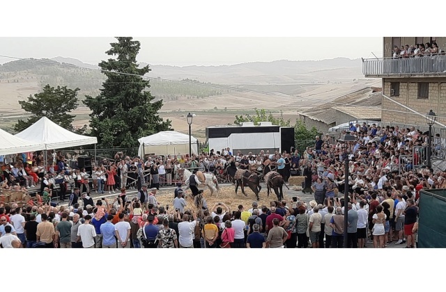 Alla 28^ “Festa del Grano” di Raddusa celebrato il tradizionale rito della “pisatura del grano”